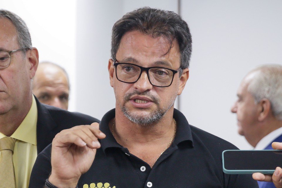 O presidente do Sinpol, ureo Cisneiros, detalhou a lista de reivindicaes pleiteadas pela categoria  (Foto: Rafael Vieira/DP)