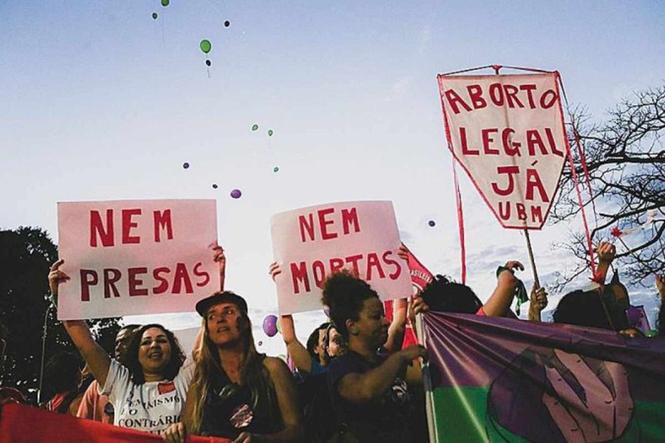 


Na legislao brasileira atual, uma mulher pode ser condenada a pena de priso de at 3 anos por fazer um aborto  (foto: Fbio Rodrigues PozzebomAgncia Brasil)