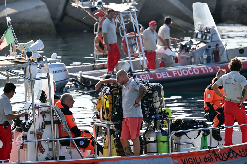 Mergulhadores realizando buscas pelo ltimo corpo do naufrgio da Siclia (Foto: Alberto PIZZOLI / AFP)