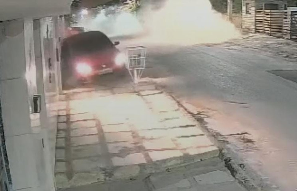 De acordo com informaes de populares, a rua onde aconteceu o sinistro  conhecida por ser perigosa, uma vez que os motoristas passam em alta velocidade, mesmo com placas de sinalizao (Foto: Reproduo/Whatsapp)