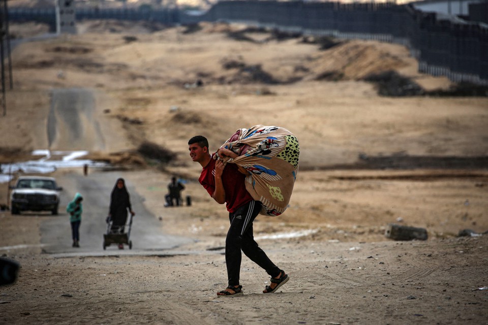 Palestinos transportam os seus pertences enquanto se preparam para fugir de Rafah, no sul da Faixa de Gaza (Foto: AFP)