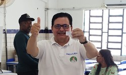 Candidato a prefeito Antnio Campos vota em Escola Estadual em Olinda (Foto: Divulgao)