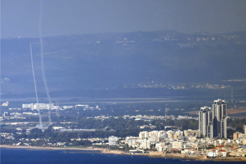 Sistema de defesa de Israel em Haifa sendo utilizado contra os bombardeios do Hezzbollah (Crdito: AHMAD GHARABLI / AFP)