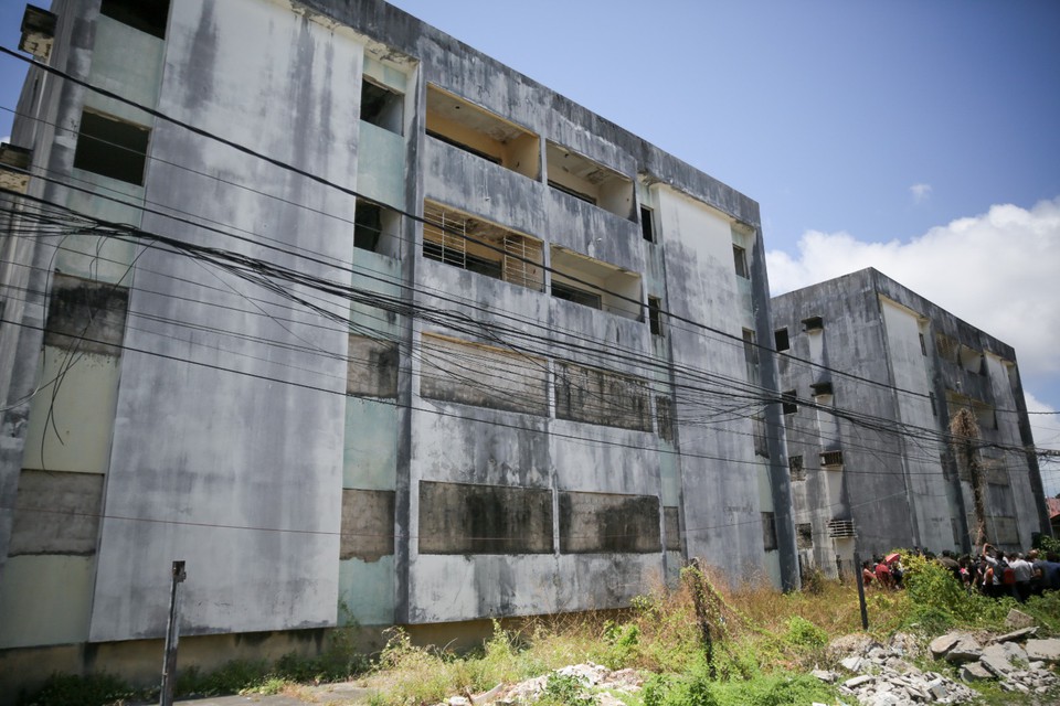 Segundo o Itep, 133 prdios-caixes no Grande Recife esto no grau 4, o mais grave da escala de risco de desmoronamento. (Foto: Rafael Vieira/ DP)