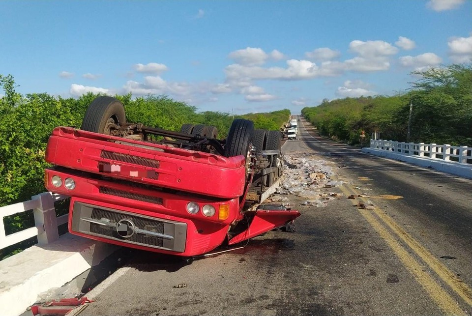 Caminhão carregado com rapadura bate em ponte, capota e deixa dois