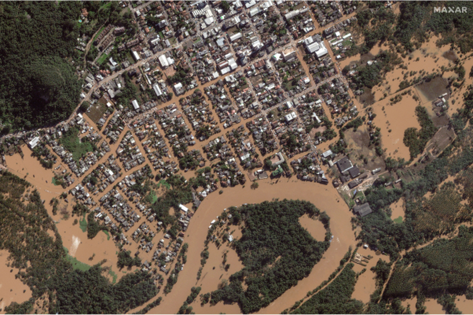 A situao das chuvas no RS ameaa uma piora com uma frente fria prevista para esta sexta-feira (17). (Foto: HANDOUT / SATELLITE IMAGE 2024 MAXAR TECHNOLOGIES / AFP)