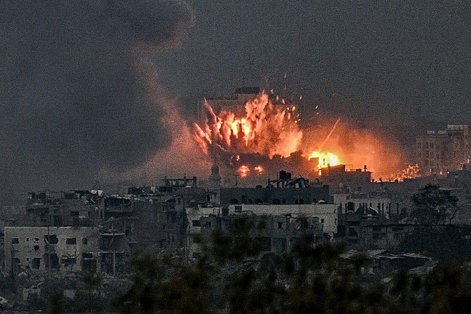 Exploso registrada durante bombardeiro israelense ao norte da Faixa de Gaza (Foto: Aris Messinis / AFP)