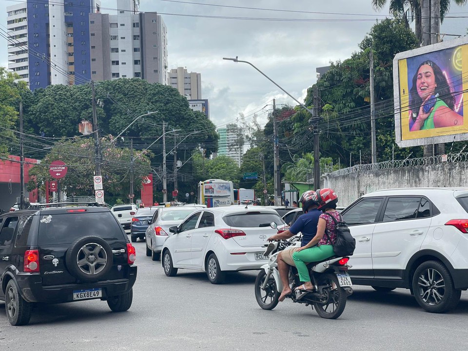 Carros, motos e nibus  (Foto: Romulo Chico/DP)