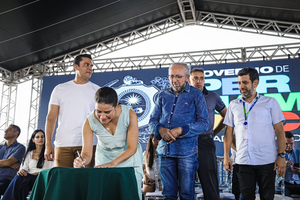 O anncio foi feito durante solenidade que comemorou o aniversrio de 167 anos de Caruaru (Foto: Janaina Pepeu/Secom)