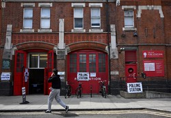Pedestre passa por uma seo eleitoral no Old Fire Station em Hackney, leste de Londres