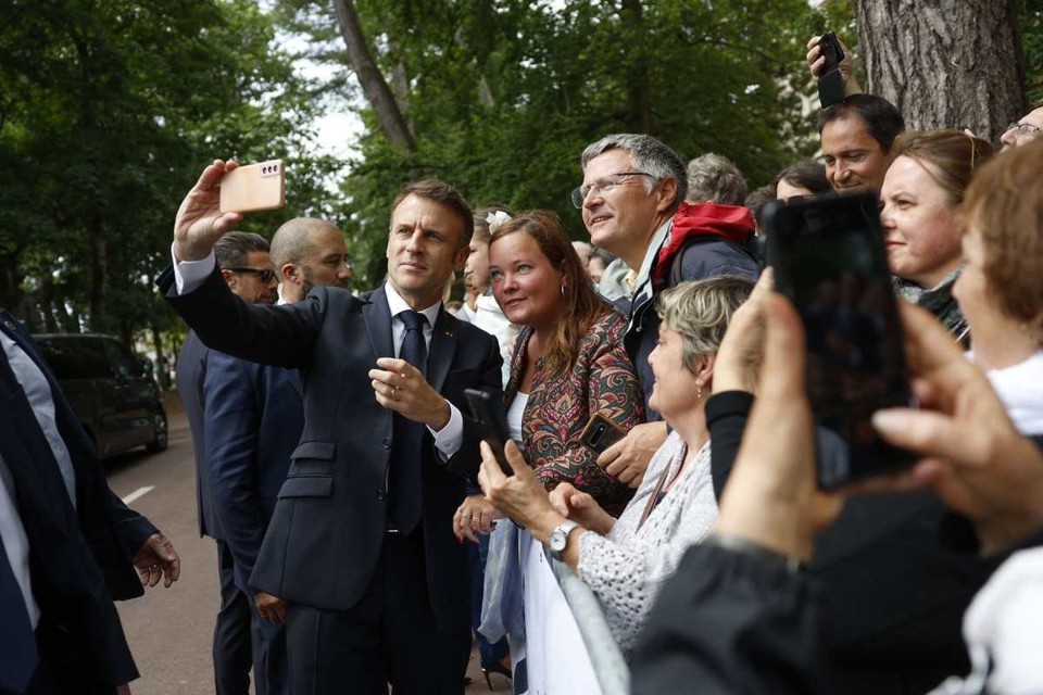  (Presidente Emmanuel Macron faz selfie com eleitores, antes de votar em Le Touquet (norte)
(foto: Mohammed Badra/AFP))