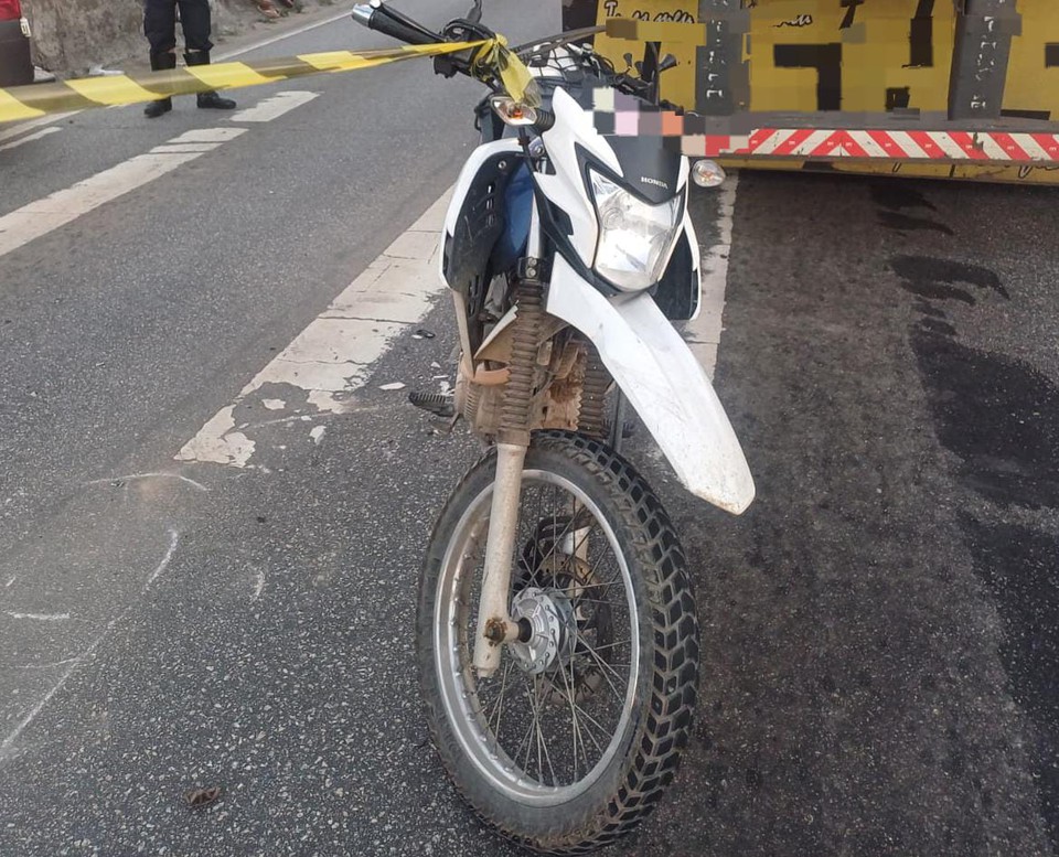 Moto foi atingida por carreta  (Foto: PRF)