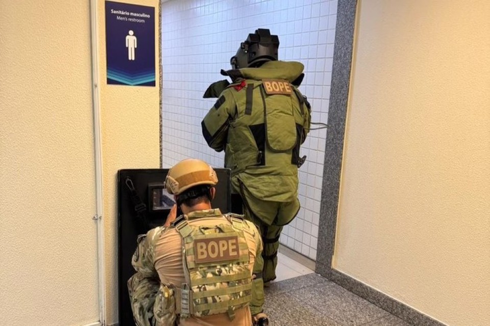 Seguindo protocolos, o objeto foi explodido com segurana pelos agentes policiais especializados (Foto: Divulgao/Polcia Federal)