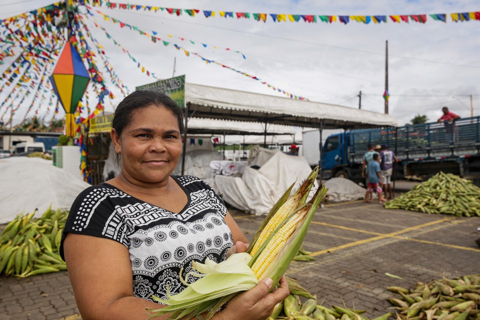 A empreendedora Luciene de Oliveira compra o milho para produzir comidas tpidas e vender durante o perodo junino (Foto: Rafael Vieira/DP)