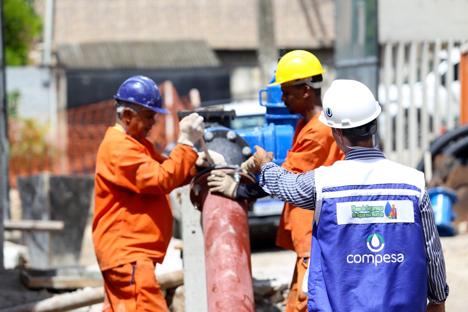 A Companhia destaca que os testes de colocao da tubulao em carga so realizados com cuidado, mas h possibilidade de rompimento de trechos da rede nessa fase (Foto: Divulgao/Compesa)