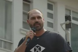 Eduardo Bolsonaro chama Moraes de psicopata em ato na Paulista (Foto: Reproduo/YouTube)