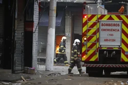 Bombeiros controlam incndio em shopping do Brs, em So Paulo (foto: Paulo Pinto/Agncia Brasil)