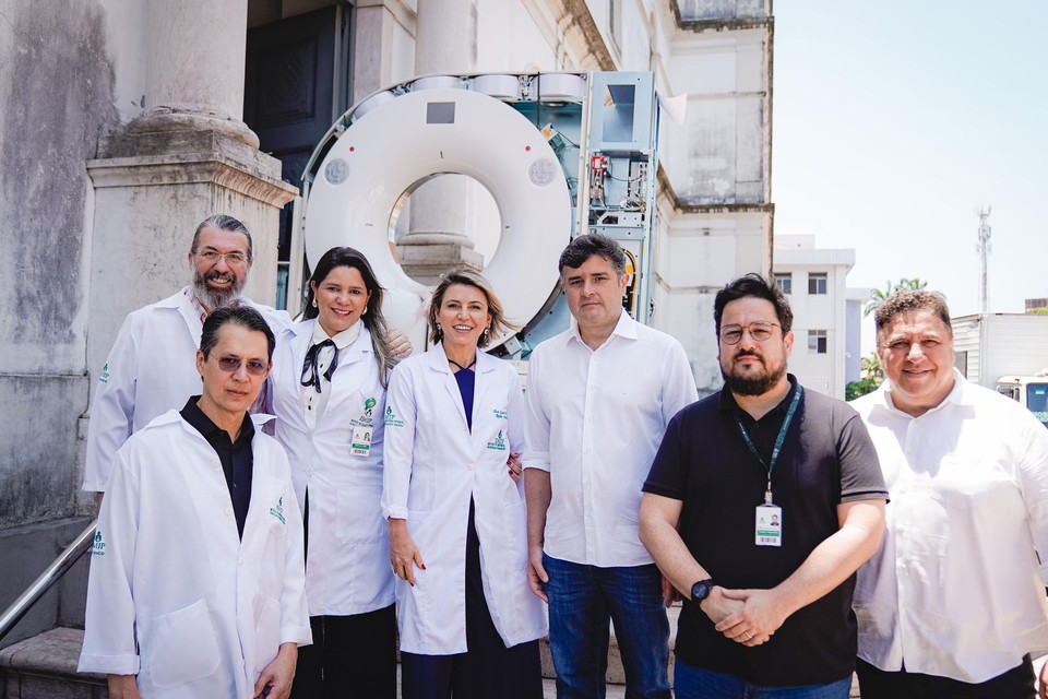 Equipe do Imip e deputado Eduardo da Fonte celebram compra de equipamento  (Foto: Divulgao)