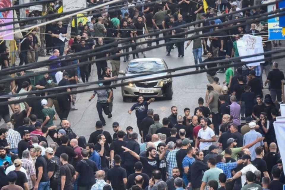 Libaneses reagem aps exploso durante o funeral de mortos no ataque de tera-feira, no sul de Beirute  (Crdito: Fadel Itani/AFP)