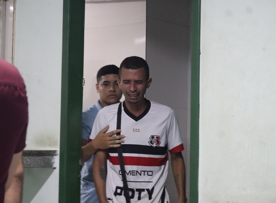 Marcos da Conceio, de 33, foi at o IML para reconhecer o corpo da me, a aposentada Maria da Conceio, de 68 anos, que tambm foi vtima fatal da tragdia (Foto: Priscilla Melo/DP Foto)