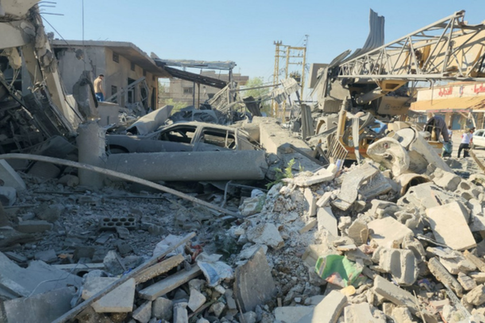 Uma foto tirada em 24 de setembro de 2024 mostra os destroos e a destruio no local de um ataque israelense noturno em um bairro da cidade libanesa de Baalbeck
 (Crditos: AFP)