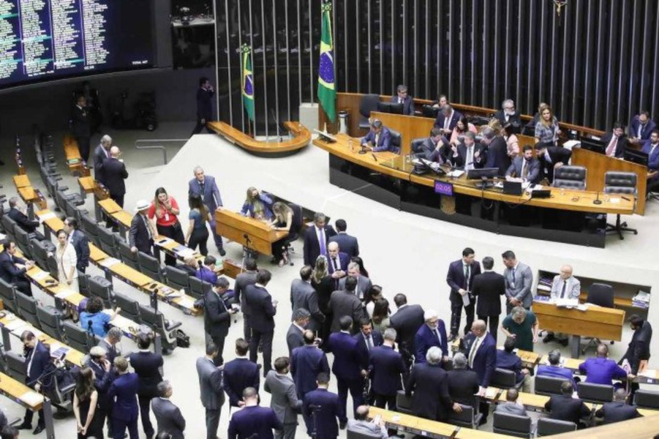 Aps negociao com o governo federal, o relator da proposta, deputado Mendona Filho (Unio-PE), manteve o aumento da carga horria da formao geral bsica para 2.400 horas (Crdito: Zeca Ribeiro/Cmara dos Deputados)