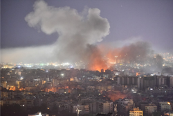 Fumaa sobe do local de um ataque areo israelense que atingiu um bairro no subrbio ao sul de Beirute