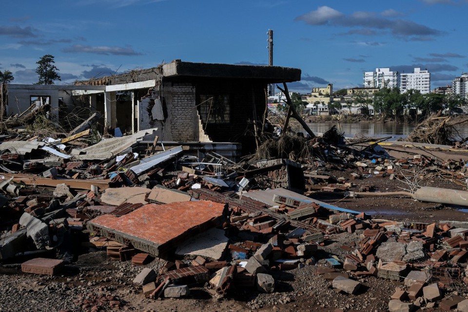Casas destrudas e escombros so vistos em Cruzeiro do Sul aps as devastadoras enchentes que atingiram o Rio Grande do Sul (Foto: NELSON ALMEIDA / AFP
)