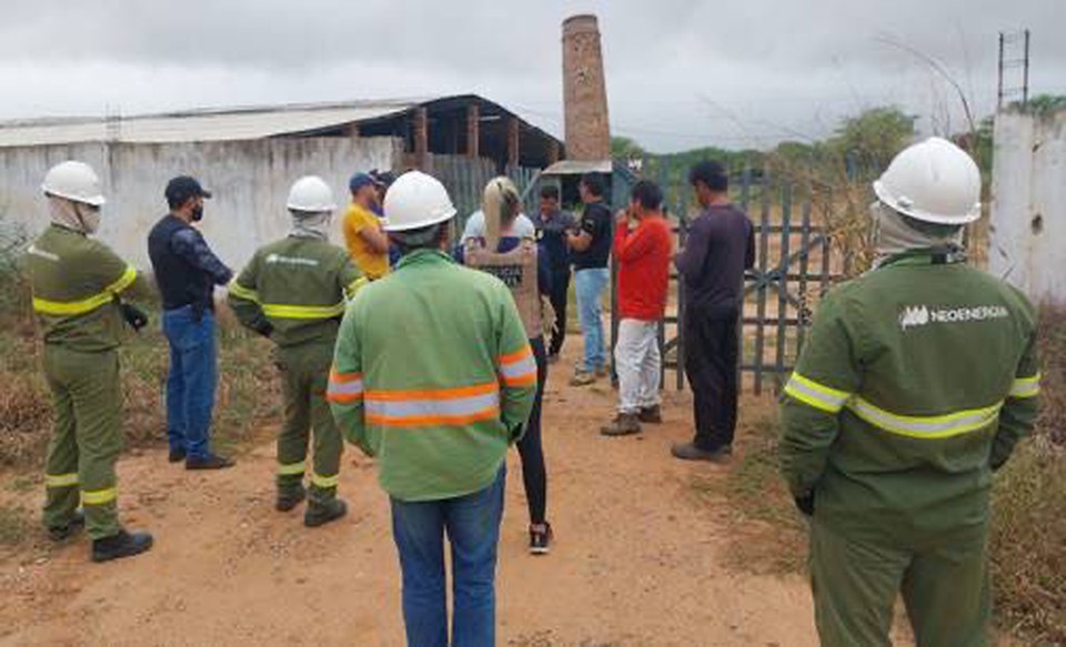 Fiscais fizeram o flagrante em fbrica  (Foto: neoenergia Pernambuco)