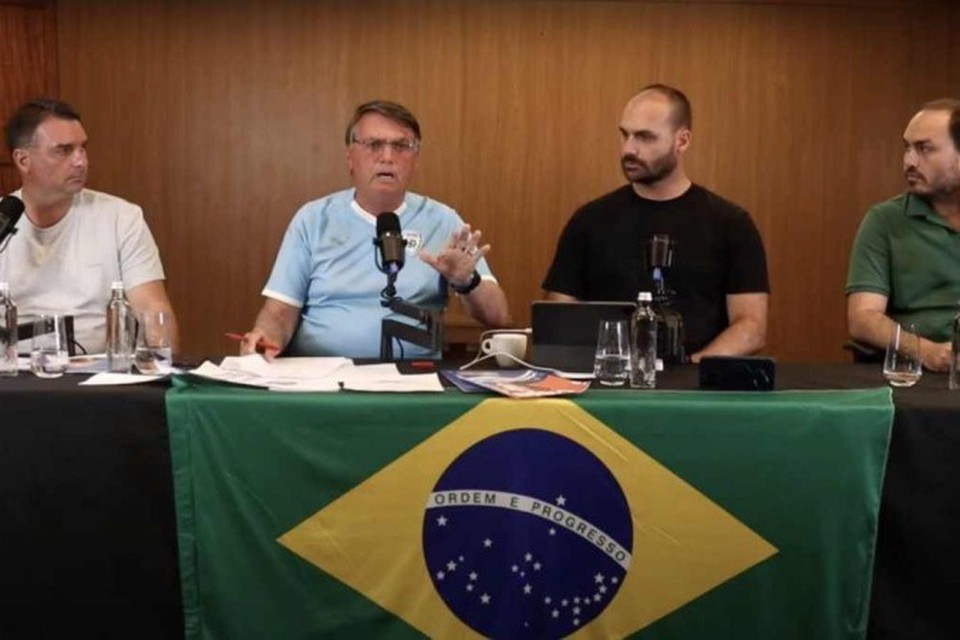 Carlos Bolsonaro  suspeito de ter recebido informaes de Alexandre Ramagem, quando ele era diretor da Abin
 (Crdito: Reproduo YouTube)