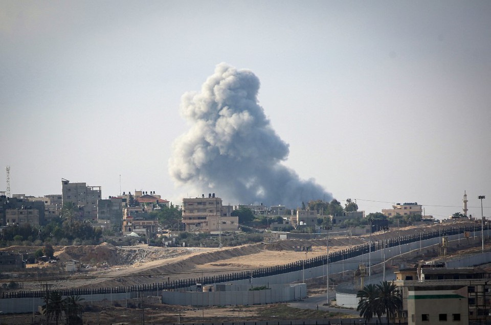 Ondas de fumaa durante os ataques israelenses no leste de Rafah, no sul da Faixa de Gaza (Foto: AFP)