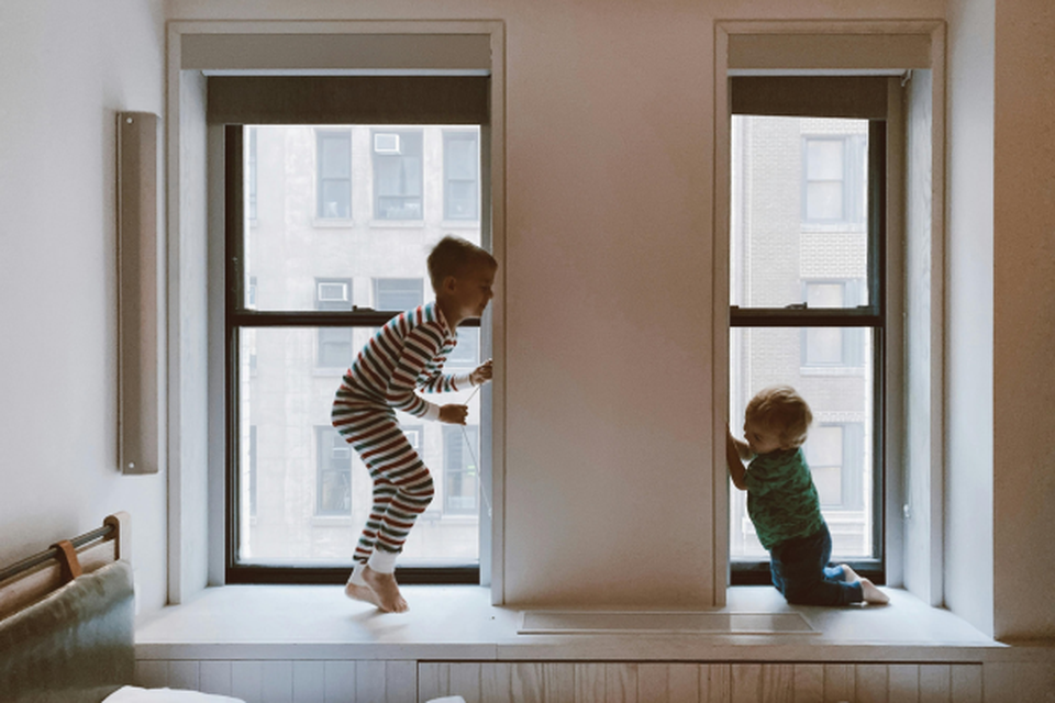 Dois irmos brincando no quarto (Crdito: Pexels)