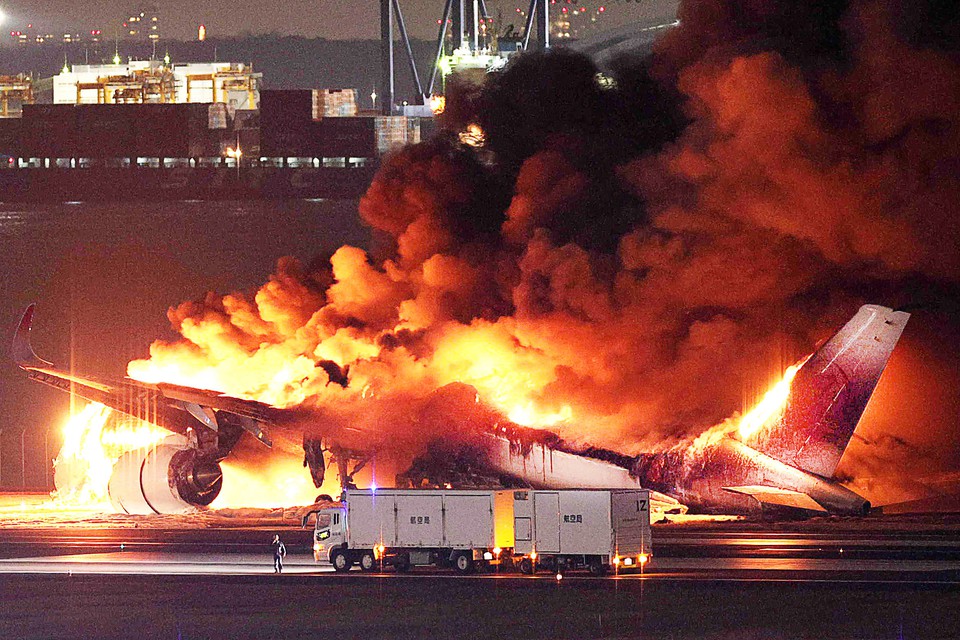 Esta foto fornecida pela Jiji Press mostra um avio da Japan Airlines pegando fogo na pista do aeroporto de Haneda, em Tquio, em 2 de janeiro (Crdito: STR / JIJI PRESS / AFP)