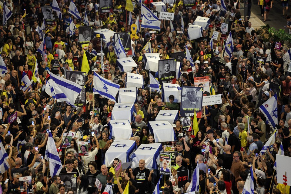 Manifestantes carregam caixes simblicos durante um protesto antigovernamental pedindo ao para garantir a libertao de refns israelenses (Foto: JACK GUEZ / AFP)