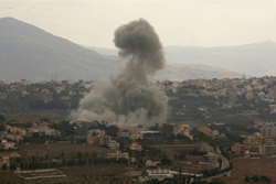 Ondas de fumaa saem do local de um ataque areo israelense na vila de Khiam, no sul do Lbano, em 23 de setembro de 2024
