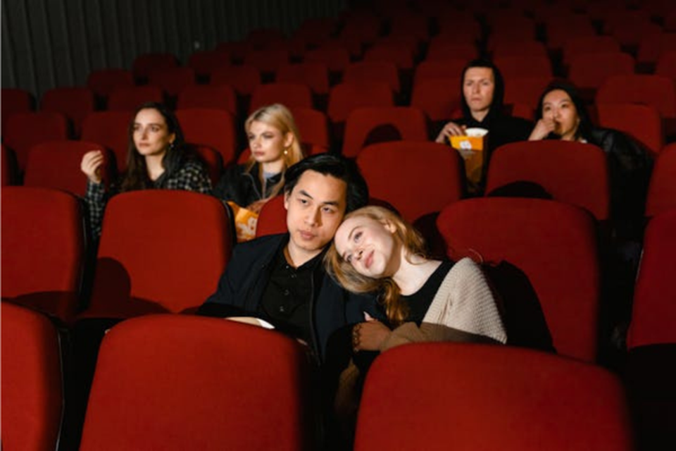 Casais assistindo filme de romance no dia dos namorados (Crdito: Pexels)