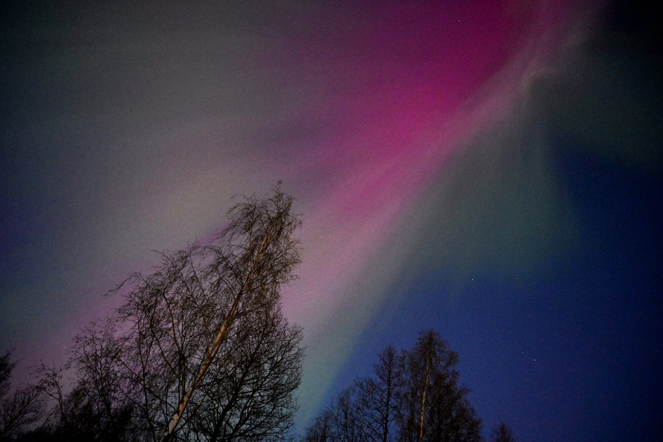 Nesta sexta-feira, as redes sociais foram inundadas com fotos de auroras capturadas no norte da Europa e na Australsia (Foto: Heikki Saukkomaa / Lehtikuva / AFP)