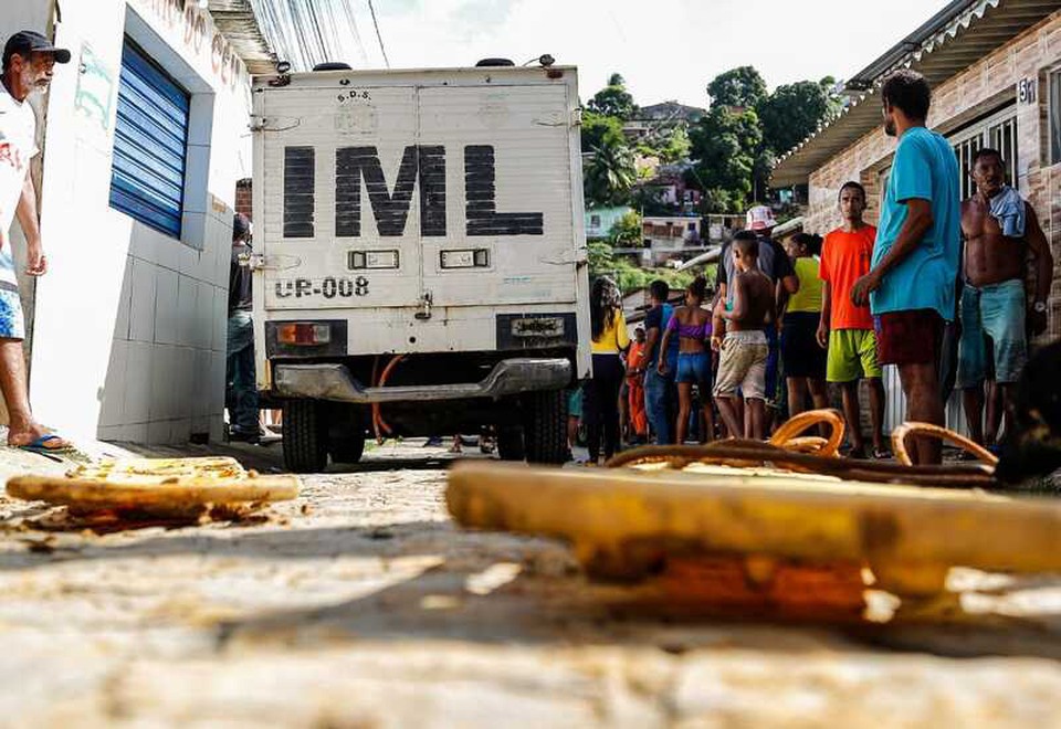 A vtima morreu no local e o corpo foi levado para o IML (Foto: Rafael Vieira/DP)