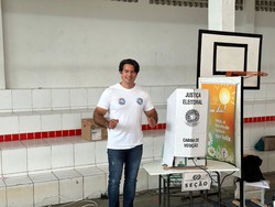 Candidato a prefeito Mrcio Botelho vota em colgio em Olinda   (Foto: Divulgao)