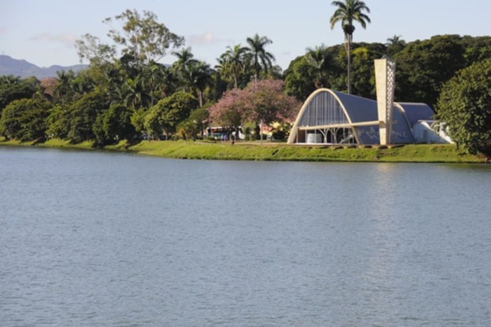 De acordo com a corporao, o homem, que aparenta ter por volta de 25 anos, teria entrado na lagoa e no conseguiu nadar (Foto: Divulgao / Prefeitura de Belo Horizonte)