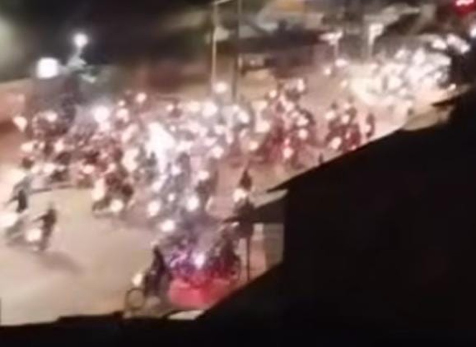 Um vdeo que circula nas redes sociais mostra os jovens percorrendo a Avenida Belmino Correia com as motos com canos de escapes adulterados, a fim de fazer barulho por onde passam (Foto: Reproduo/Instagram)