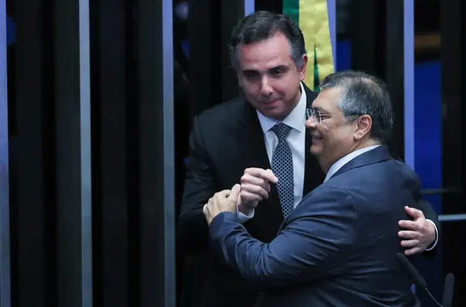 Flvio Dino   cumprimentado pelo presidente do Senado, Rodrigo Pacheco (foto: Lula Marques/ Agncia Brasil)