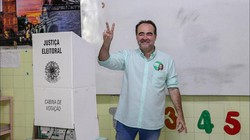 Candidato a prefeito Jlio Lssio vota em Petrolina  (Raquel Elblaus/Divulgao)