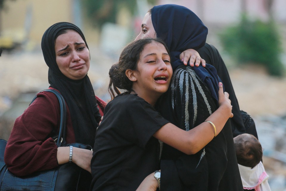 Menina palestina chora enquanto as vtimas so levadas para o enterro, do lado de fora do hospital Nasser em Khan Yunis, aps o bombardeio israelense a leste da cidade, no sul da Faixa de Gaza (Foto: BASHAR TALEB / AFP
)