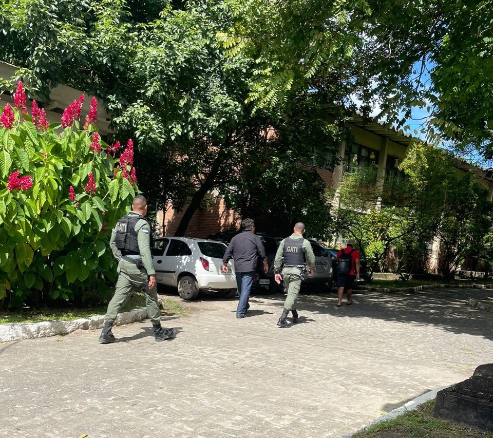 Imagens enviadas ao Diario mostram policiais militares chegando no local para intervir na ocorrncia (Foto: Reproduo/Whatsapp)