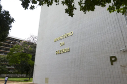 Ministrio da Fazenda se rene com o Ministrio da Defesa hoje (13) para debater sobre o corte de gastos (Crdito: Agncia Brasil)