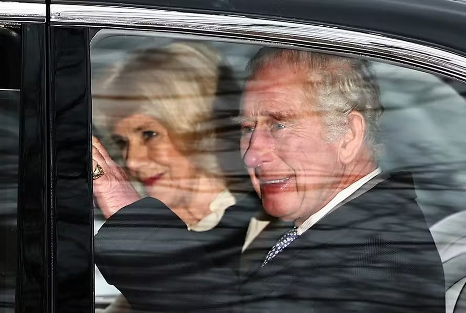 Segundo a agncia de notcias britnica PA, eles estariam indo para o Palcio de Buckingham (foto: HENRY NICHOLLS / AFP)