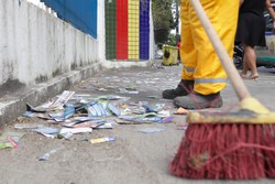 Santinhos sujam ruas do Recife em dia de eleio (Ruan Pablo/DP Foto)