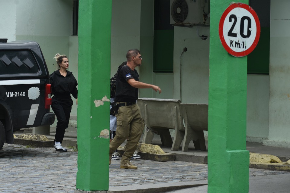 Deolane passou por exame de corpo de delito no IML e foi levada para a Colnia Penal Feminina do Recife (Mirella Fernandes Vieira/Especial para o Diario)