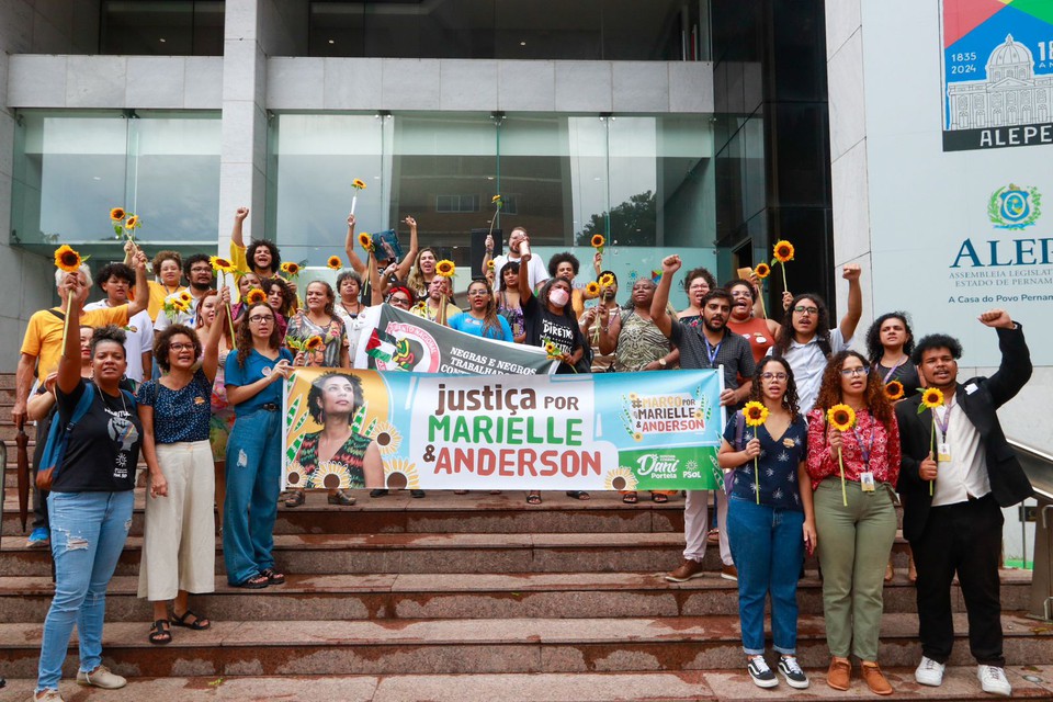 Mulheres participaram de ato que lembrou Marielle Franco, no Recife  (Foto: Marina Torres/DP)